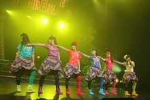 チームしゃちほこ「ホールツアー2014～僕らのカラオケワンダーランド～」オリックス劇場公演の様子。