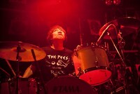 一足早く50の大台に乗った1964年生まれの佐藤シンイチロウ（Dr）。