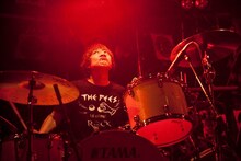 一足早く50の大台に乗った1964年生まれの佐藤シンイチロウ（Dr）。