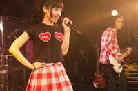 赤いチェック柄で合わせた神田沙也加（左）とBilly（右）。