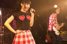 赤いチェック柄で合わせた神田沙也加（左）とBilly（右）。