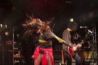 憧れの渋谷CLUB QUATTROで髪を振り乱しながらパフォーマンスする神田沙也加（左）。