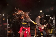 憧れの渋谷CLUB QUATTROで髪を振り乱しながらパフォーマンスする神田沙也加(左)。