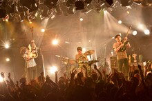 アナログフィッシュ「TOUR『最近のぼくら』」東京・渋谷CLUB QUATTRO公演の様子。