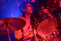 斉藤州一郎（Dr, Vo）