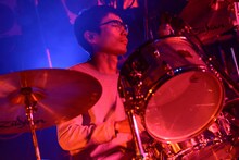 斉藤州一郎（Dr, Vo）