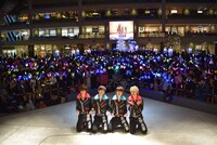 本日12月3日に神奈川・ラゾーナ川崎プラザ ルーファ広場グランドステージで行われたDISH//のフリーライブの様子。