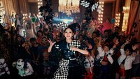 板野友美「COME PARTY!」ビデオクリップのワンシーン。(c)キングレコード