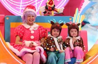 「どぅんつくぱ」MCの西内まりや、ココロくん、アイナちゃん。 (c)フジテレビ