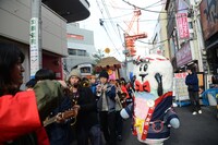 「下北沢にて'14」パレードの様子。