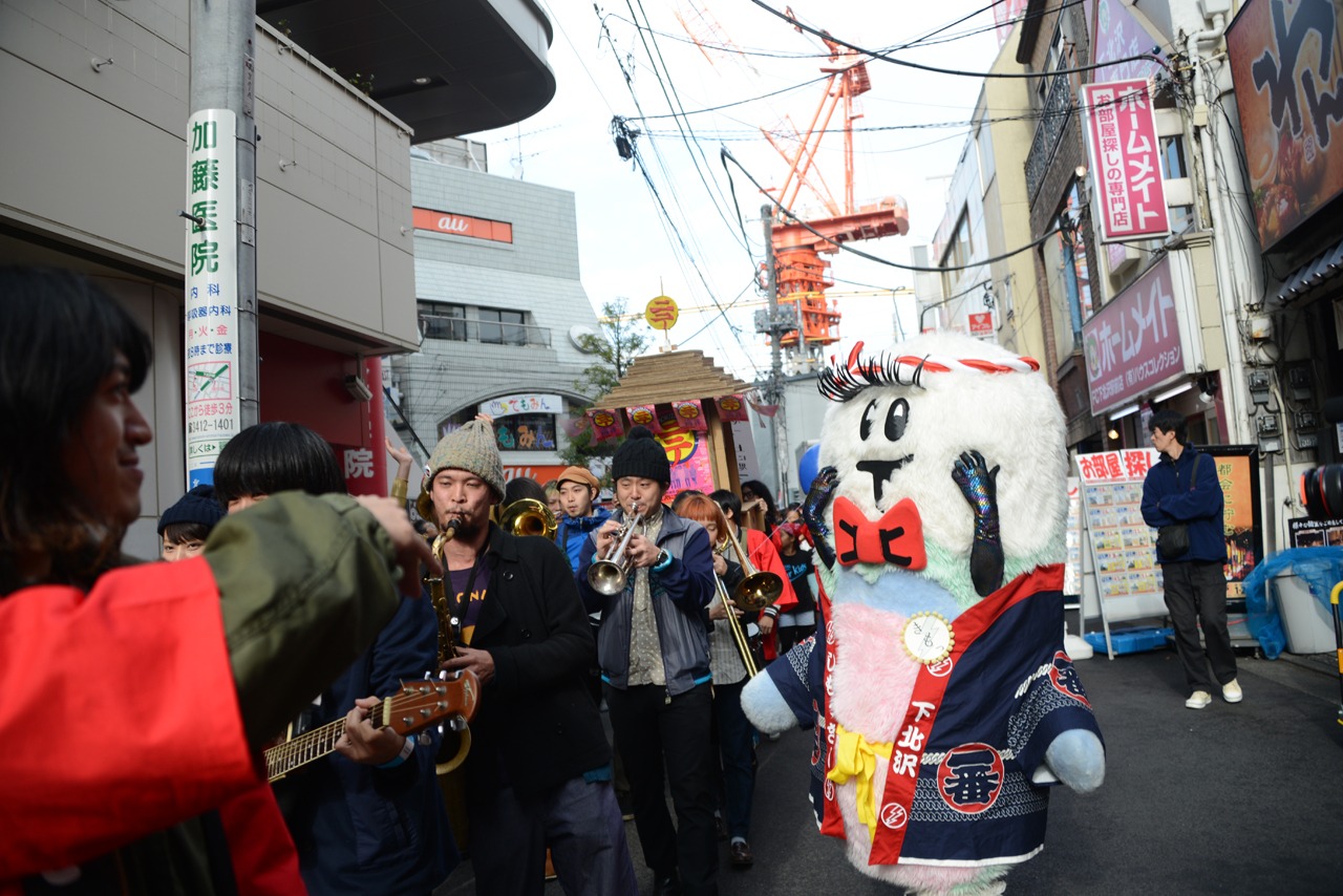 「下北沢にて'14」パレードの様子。