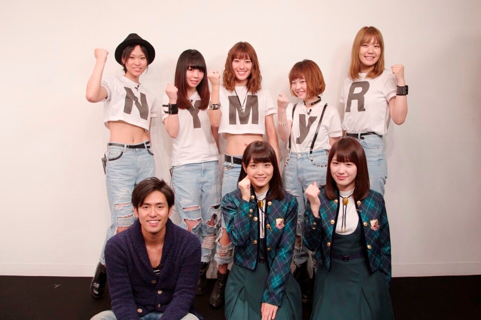 前方左からK、深川麻衣、高山一実。後方はLAGOON。