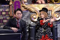 左から有吉弘行、ROLLY (c)日本テレビ