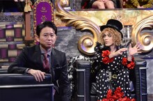 左から有吉弘行、ROLLY (c)日本テレビ