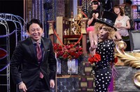 左から有吉弘行、ROLLY (c)日本テレビ