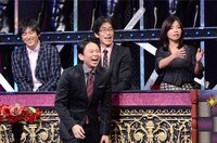 後列左から博多大吉、岸博幸、大久保佳代子。手前は有吉弘行。 (c)日本テレビ