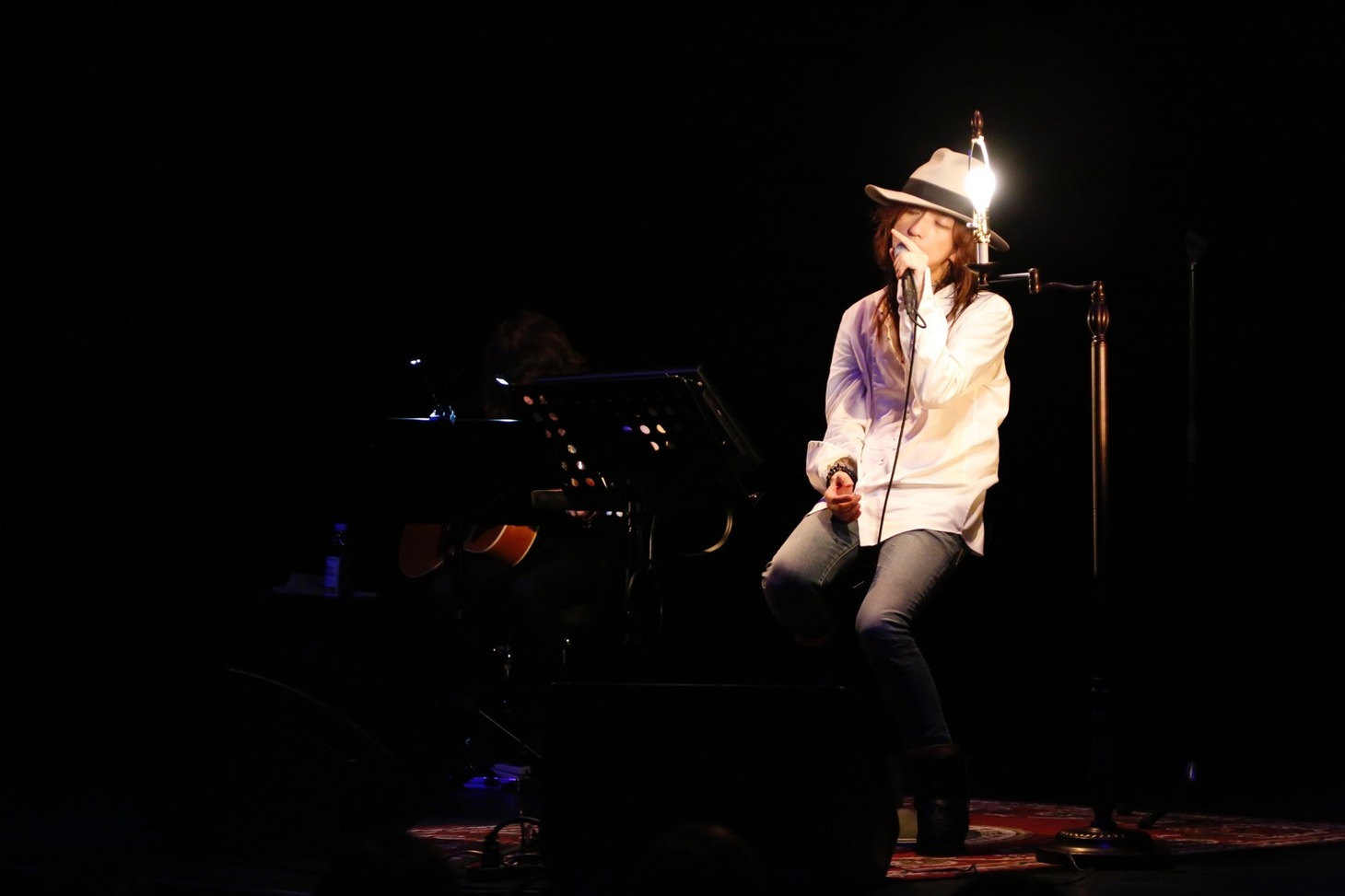 12月2日に東京・Mt.RAINIER HALL SHIBUYA PLEASURE PLEASUREで行われたアコースティックライブの様子。（撮影：青木早霞）