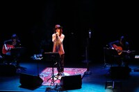 12月2日に東京・Mt.RAINIER HALL SHIBUYA PLEASURE PLEASUREで行われたアコースティックライブの様子。（撮影：青木早霞）