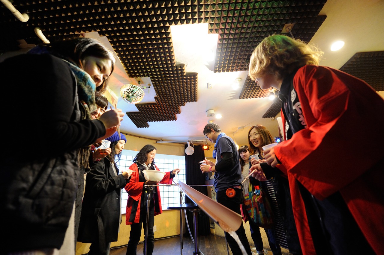 「下北沢にて'14」でのそうめん流しの様子。