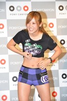 腹筋をアピールする佐藤綾乃。