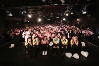 ライブ終演後の記念撮影。（撮影：後藤壮太郎）