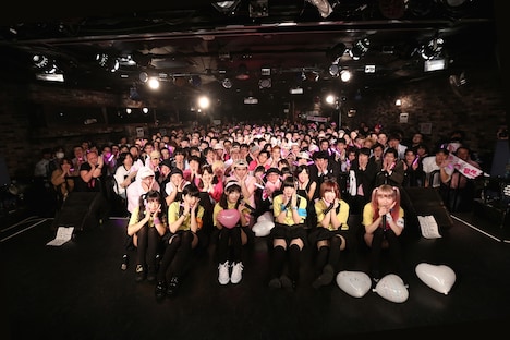ライブ終演後の記念撮影。（撮影：後藤壮太郎）