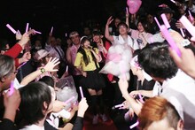 レッドカーペットを歩くももぴ改めもね。（撮影：後藤壮太郎）