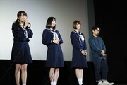 左から秋元真夏、生田絵梨花、橋本奈々未、山下敦弘監督。