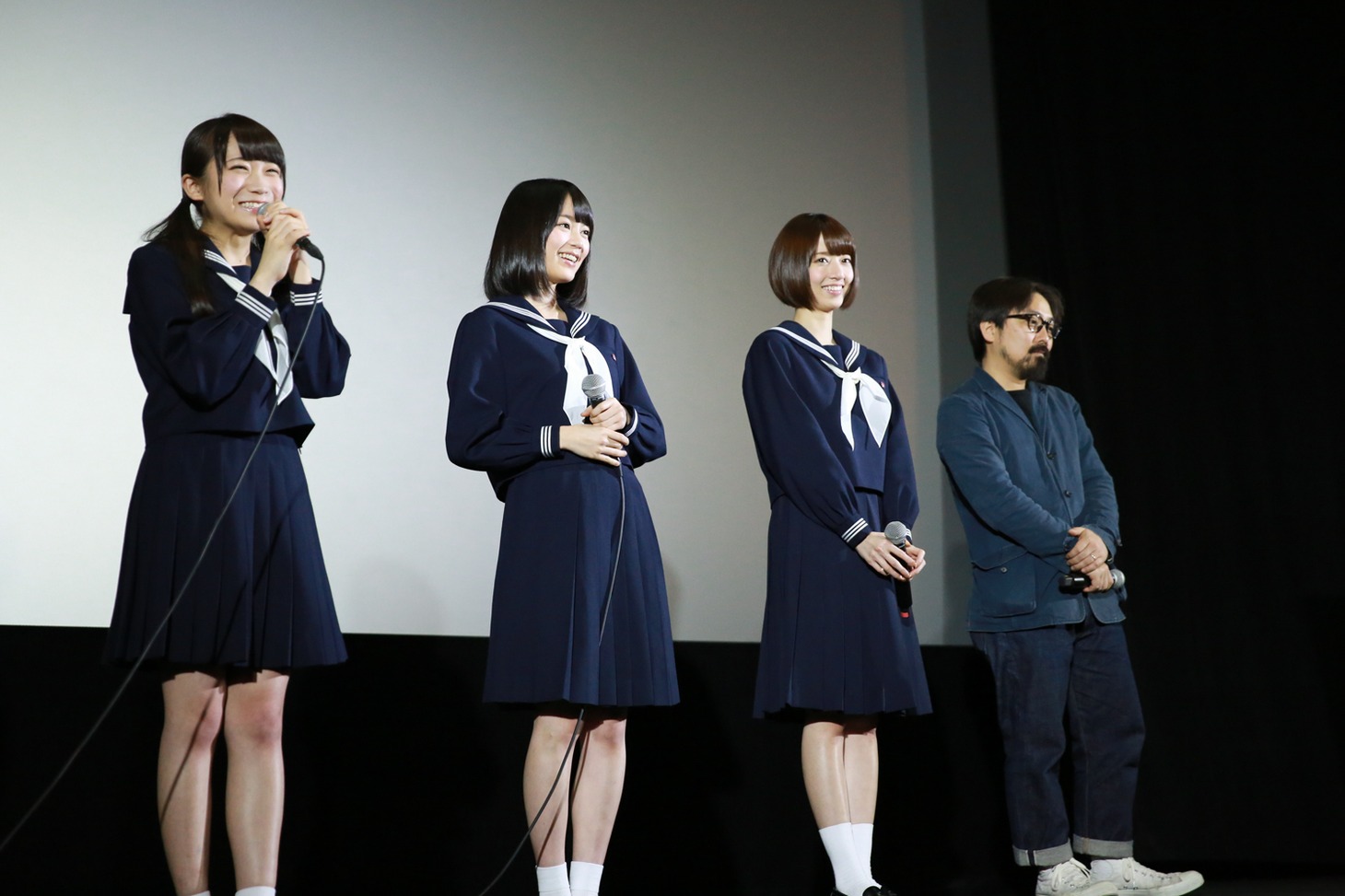 左から秋元真夏、生田絵梨花、橋本奈々未、山下敦弘監督。