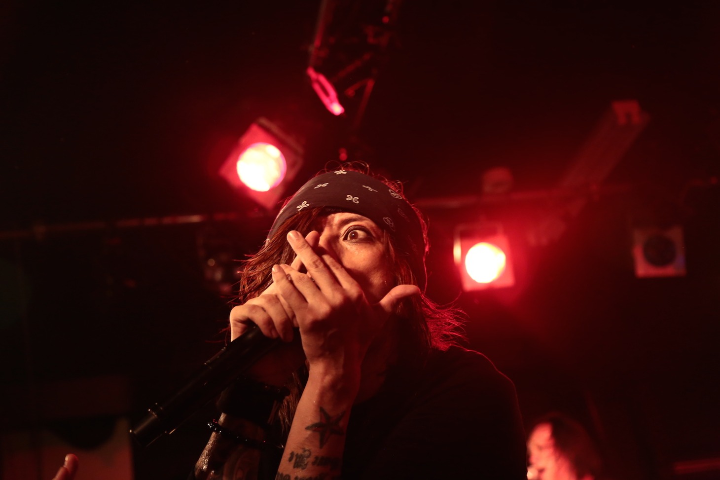 黒夢「TOUR 2014-2015 BEFORE THE NEXT SLEEP『毒と華』」12月5日の岩手・Club Change WAVE公演の様子。（撮影：今井俊彦）