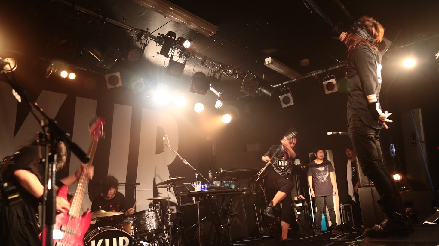黒夢「TOUR 2014-2015 BEFORE THE NEXT SLEEP『毒と華』」12月5日の岩手・Club Change WAVE公演の様子。（撮影：今井俊彦）