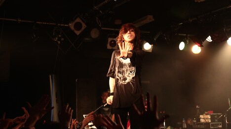 黒夢「TOUR 2014-2015 BEFORE THE NEXT SLEEP『毒と華』」12月5日の岩手・Club Change WAVE公演の様子。（撮影：今井俊彦）