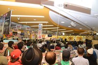 日曜の遅い時間にもかかわらずタワーレコード新宿店に集まった大勢のNegiccoファン。