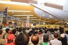 日曜の遅い時間にもかかわらずタワーレコード新宿店に集まった大勢のNegiccoファン。
