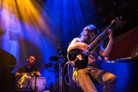シタール奏者のヨシダダイキチとタブラ奏者のきゅうり。（撮影：寺沢美遊）