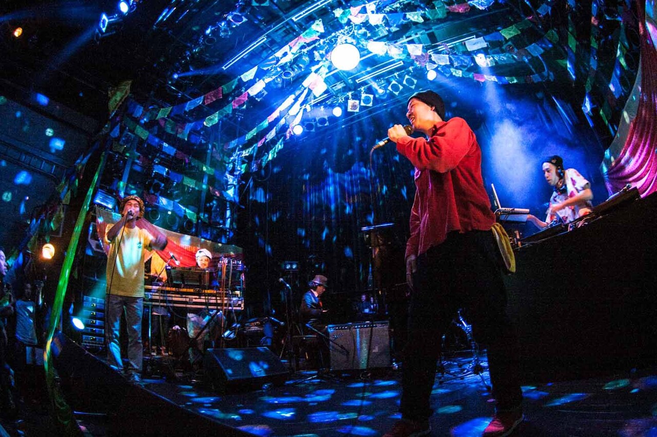 「EVISBEATSとPUNCH & MIGHTY珍遊記 ～ゆかいな仲間たち～」の様子。（撮影：寺沢美遊）