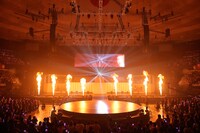 「15th Anniversary Mai Kuraki Live Project 2014 BEST “一期一会” ～Premium～」ライブの様子。