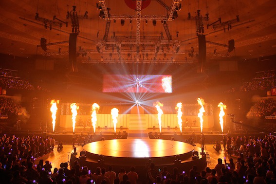 「15th Anniversary Mai Kuraki Live Project 2014 BEST “一期一会” ～Premium～」ライブの様子。
