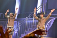 磯野莉音、水野由結からなる“自称新聞部”SCOOPERS。