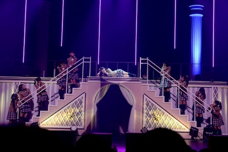 「スリープワンダー」を披露するさくら学院。