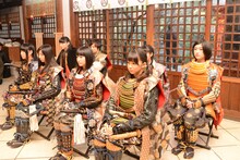 祈祷する私立恵比寿中学。