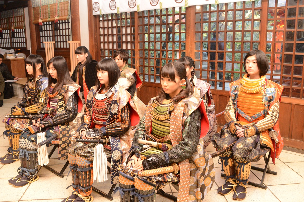 祈祷する私立恵比寿中学。