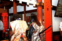 玉串を奉納する柏木ひなたと真山りか。