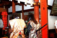 玉串を奉納する柏木ひなたと真山りか。