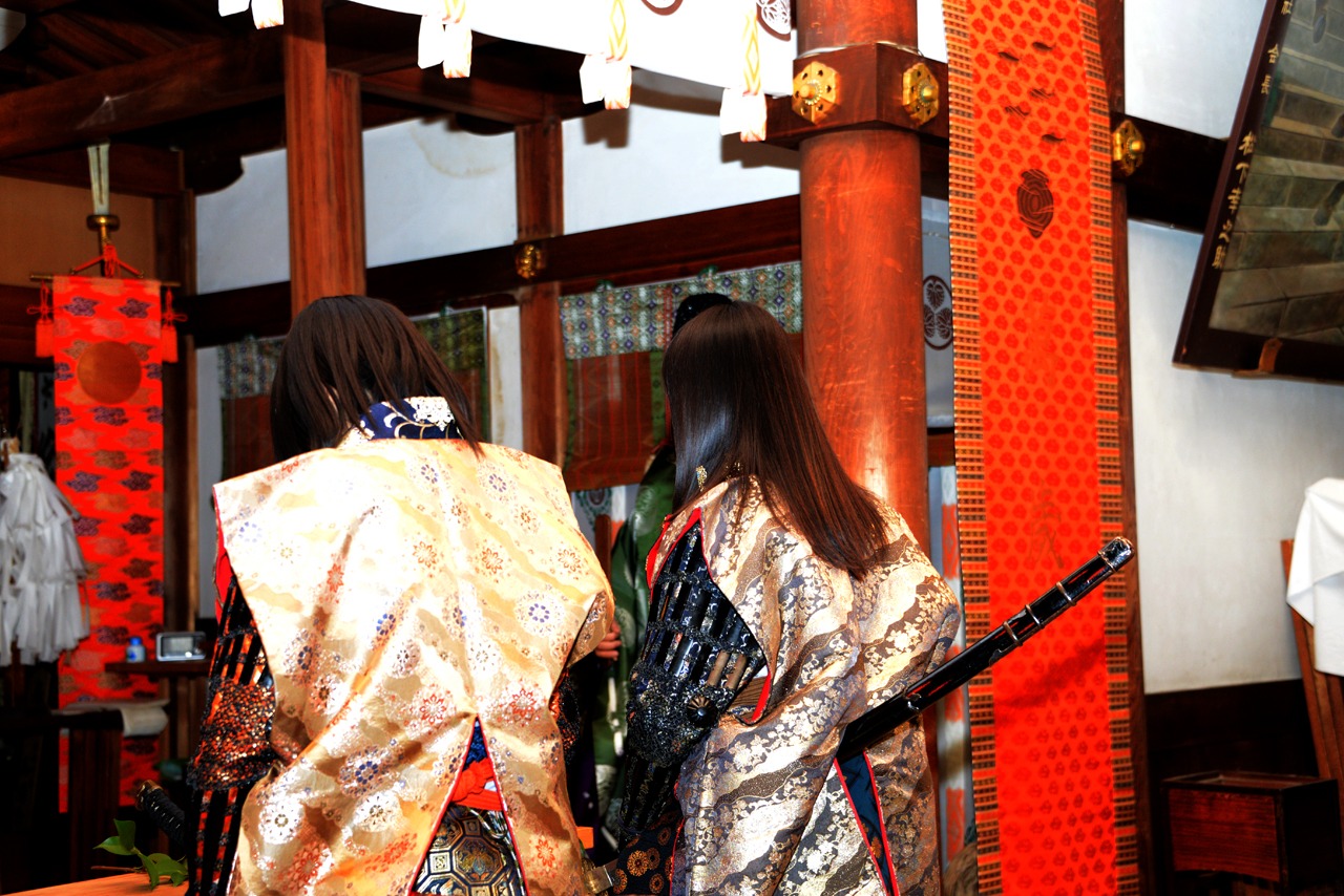 玉串を奉納する柏木ひなたと真山りか。