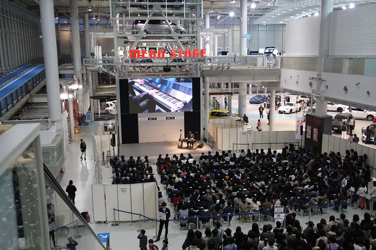 「まらしぃライブ in MEGA WEB」の様子。