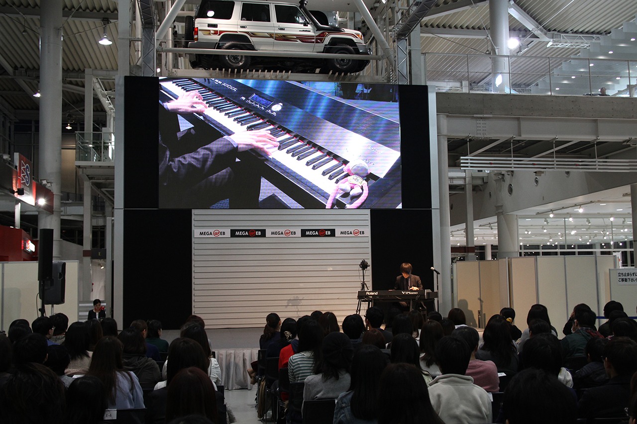 「まらしぃライブ in MEGA WEB」の様子。