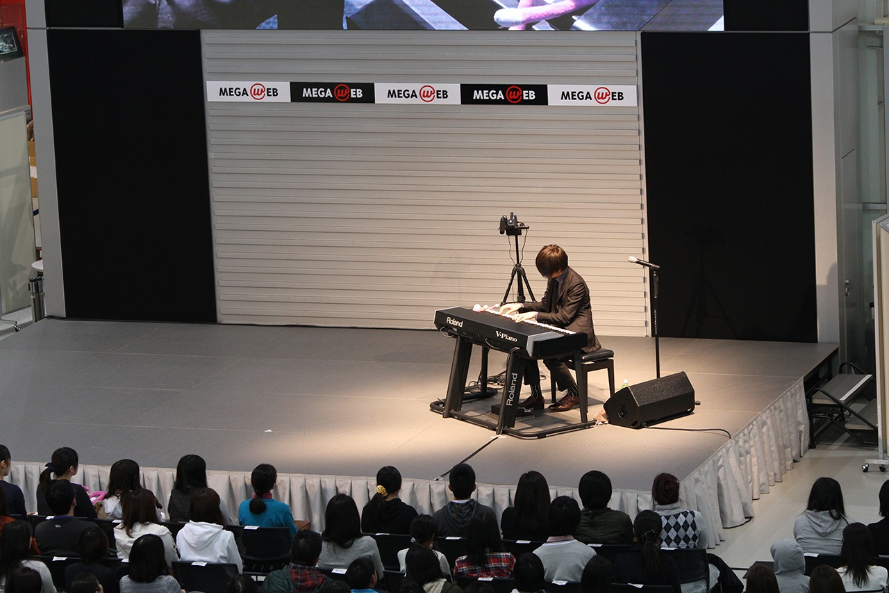 「まらしぃライブ in MEGA WEB」の様子。