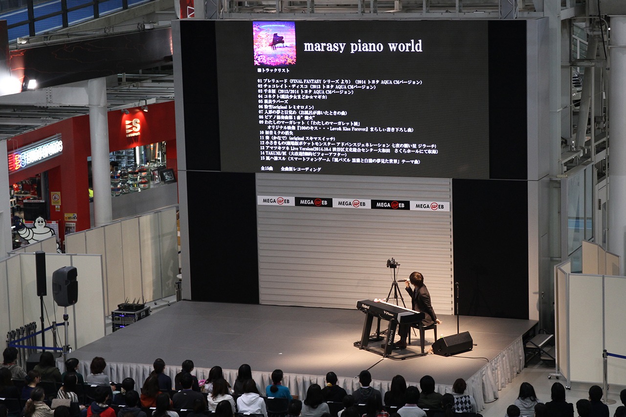 「まらしぃライブ in MEGA WEB」の様子。