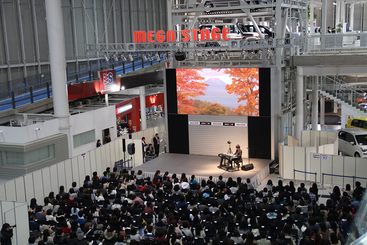 「まらしぃライブ in MEGA WEB」の様子。